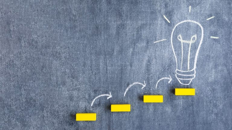 lâmpada. inovação. ideias. inova simples. empresa simples de inovação.